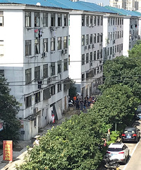 �����ϡ���Һ�����и�С���Ӵ�¥��ˤ�����ˣ���ĸ���