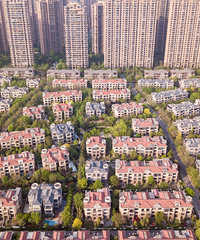 不要看不起搬砖的,他可能手上三套房