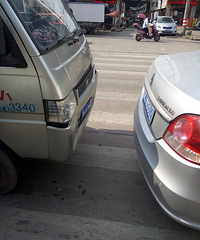 ��ƿ��ͻȻ���֣���һ����ɲ�������ֵ�׷β������ǰ���군��