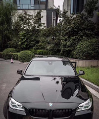 ���������ġ���ɫ����M5��4.4T˫����V8