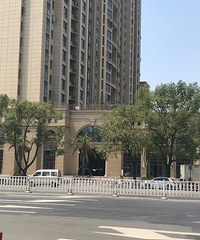 烂尾楼玉峰广场拆围墙交房了?已经有人装修入住了安上空调