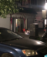 半夜看到有人在用勺子舀地沟油