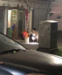 半夜看到有人在用勺子舀地沟油