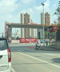 金悦旁边的商海北街站点,光秃秃的