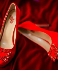 �ô����۽ŵĺ�ɫ��Ь��С��������ĸ���