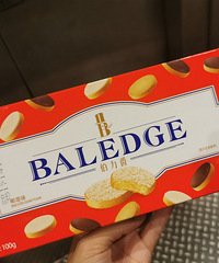 种草这个饼干了,不硬也不会很甜,味道还挺不错的