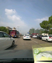 遭遇强行加塞的车,万一撞上,会判谁的责任?