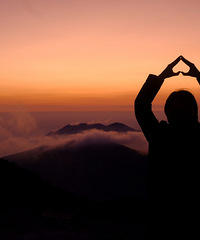 ����������ɽ��ҹ�Σ���һ��ס��ɽ�����Ǻ��˷ܵ�