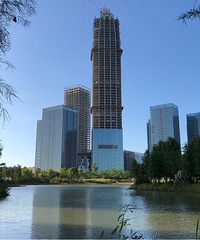 天盛结顶了,已经开始玻璃幕墙安装