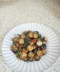 蚝油草菇,东山集市这个摊儿的菌菇很齐全,喜欢她家的新鲜银耳