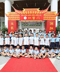 ̨��ĳСѧУ������Ī�����¶�����ʦ��