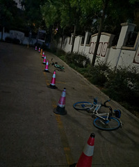某银行用共享单车给他们员工占领车位,这样对吗