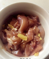这道菜叫“小辣椒爱上小公鸡”