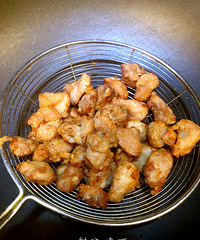 这道菜叫“小辣椒爱上小公鸡”