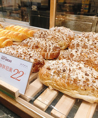 木子木水椒江新店,把新鲜的面包给顾客,不新鲜的不再售卖