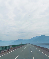 一个都是海和石头的地方,天是一块蓝玉,海是一块翡翠