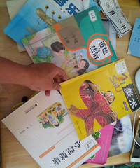 小学就要书包里背那么多的书?