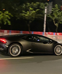 ���������ġ�ż��̿��ɫ�������ᣬ����ʻ�����Ư��