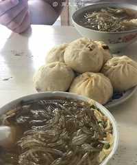 猪肉包子一口气吃四个,嘿嘿!