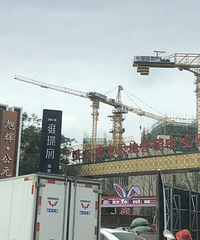 这门口挺热闹的,这是三足鼎立了?