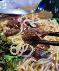 价格好便宜,牛肉是一块一块的