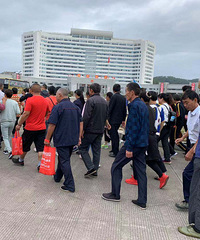 ��һȺ��ӭ�ŵ�һ�Ƴ��أ��������һĨ��ϼ~�¾�~~