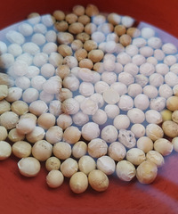 经常脚抽筋,黄豆酱冲生鸡蛋连续吃一个月,据说效果非常好