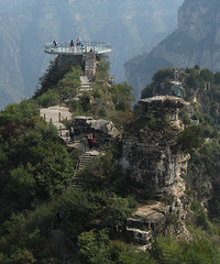 通天峡露台人似站在半空中,峭壁峻山尽在脚底下