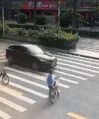 ѧ���ﳵ�������ߣ�����⳵��ײ���¹���˭�����θ���