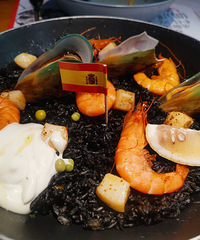 西班牙墨鱼汁海鲜饭还不错,真的麻黑麻黑的