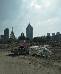 金悦花园南门这块热地已经腾空,各大房产商虎视眈眈