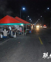 八十岁老太太寿宴摆到马路上,赴宴的亲戚被撞飞