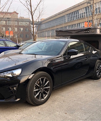 ���������ġ�ͣ��һ���Ϲ�ǰ�棬��ͦ��г�İ���