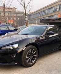 ͣ��һ���Ϲ�ǰ�棬��ͦ��г�İ���