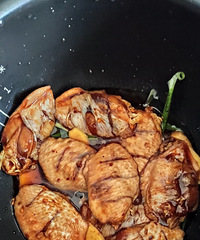 电饭煲中翅,可以加贡丸跟煮好的鸡蛋,味道不错的