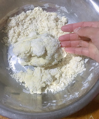 家里面粉库存充足,就开始嚯嚯面粉做油条啦