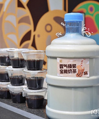 5L的霸气桶装奶茶!99块钱1桶,爱喝奶茶的你会买吗?