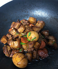 红烧肉的普通做法,然后放了萝卜、鸡蛋,看上去更美味