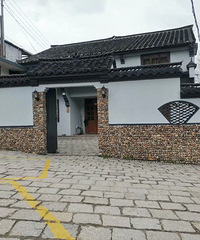 东澄三月此山中,远近黄花遍地涌