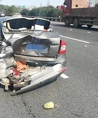 ��������ͣ�ڳ����ϣ�������ʮ��󱯾緢����