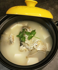 鲈鱼鱼头豆腐汤,昨晚码头拿的鲈鱼,很大一条
