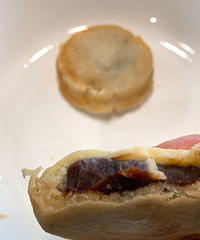 红豆车轮饼,饼皮有浓郁的蛋香味,吃起来很香