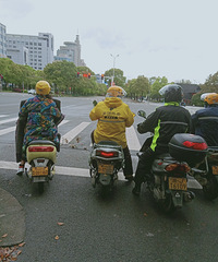 驰援武汉英雄回归,让送餐员多等一下红灯破口大骂