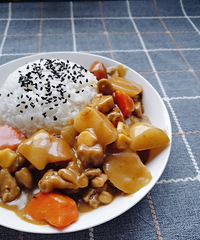 用鸡腿肉做的咖喱鸡,肉劲道十足,没难度即好看又好吃!