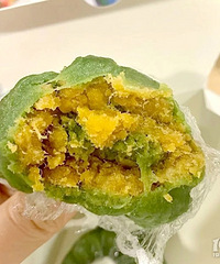KFC也出了青团,咸蛋黄鸡肉酥青团,尝个鲜