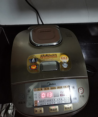 电饭煲蛋糕,比例跟烤箱版8寸戚风一样,打开锅盖那叫出奇的好