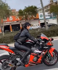 【汽车街拍】感觉妹子比汉子骑更霸气