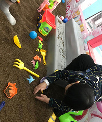 �ڼұ��������£�����С���������ڱĴ���԰����һ��