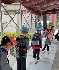 ��ѧ��һ�죬����Сѧ������һ��ñ���Ͽ�