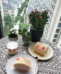 草莓酱奶油蛋糕卷,今日份的蛋糕卷真的是胖乎乎啊